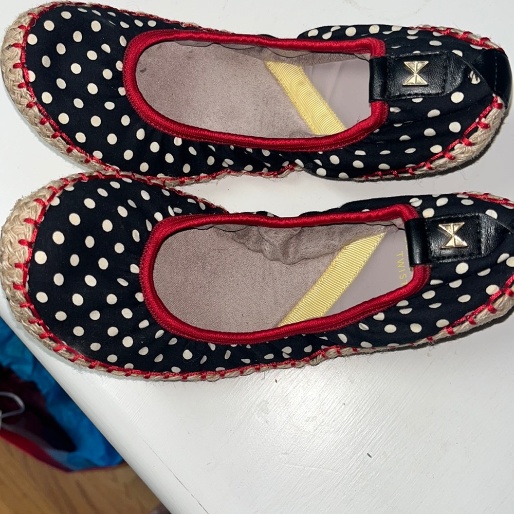Butterfly Twists folding shoe black and red with white polka dots size 39/8.5